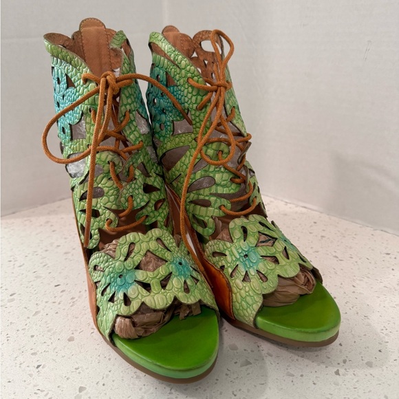 NWOT L'Artiste Osocool closed back high-heel sandal - Picture 2 of 4